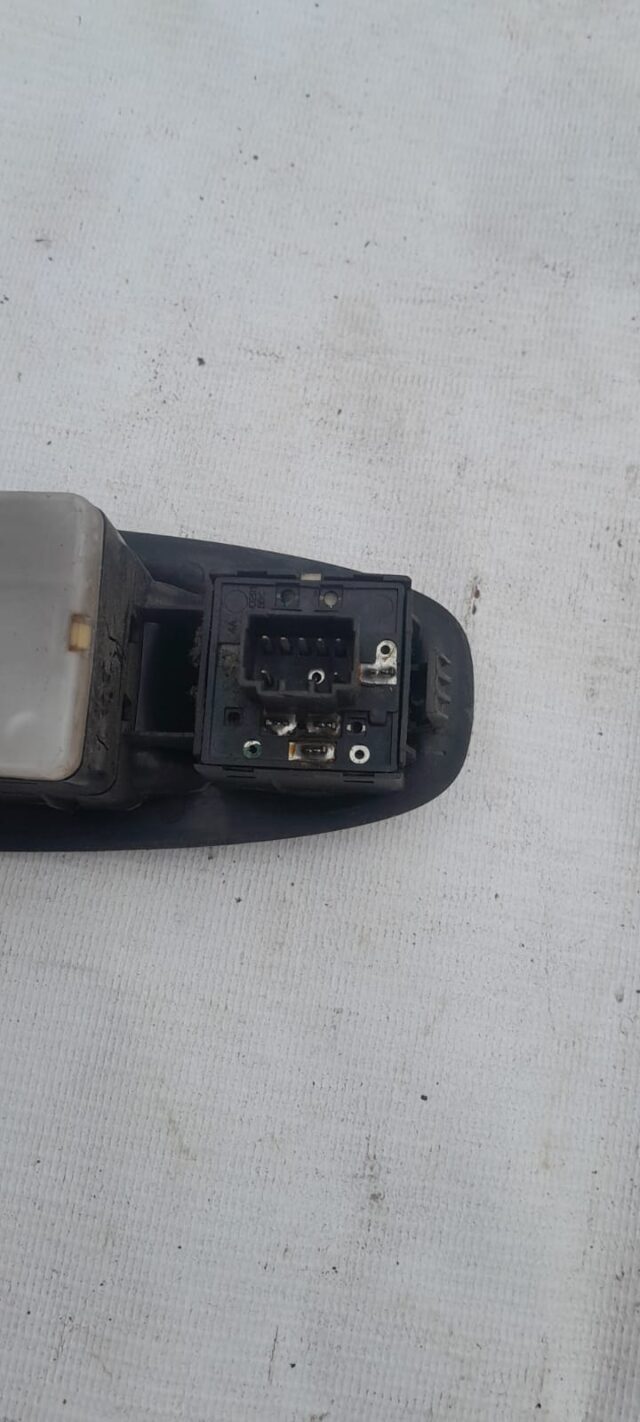 Блок управления стеклоподъемниками Hyundai Accent 9357025000YN б/у